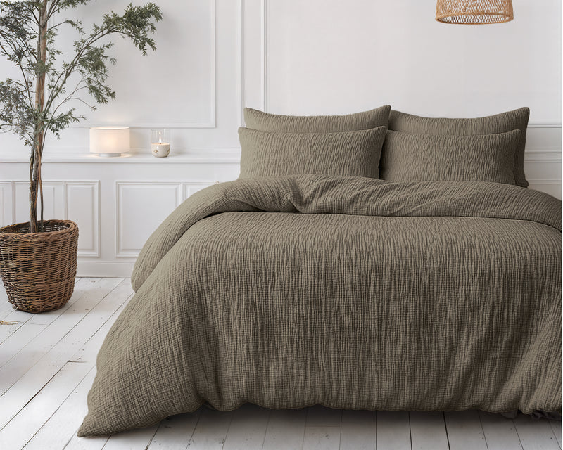 VUODEVAATTEET - Lazy peitto Mousseline Taupe tyynyliinoilla