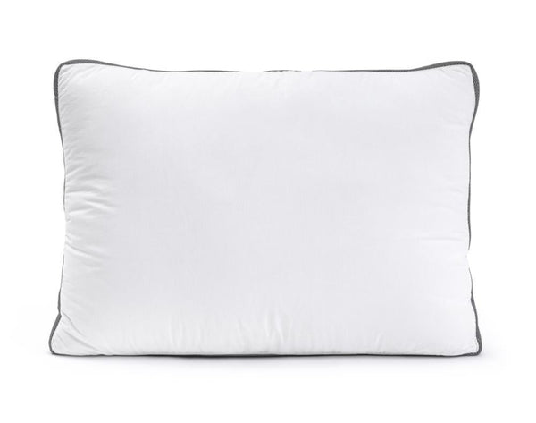 Valkoinen kolmen kammion 3D-memory foam -tyyny vuodevaatteiden päällä.