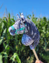 Super Hobby Horse - Super Hobby Horse Premium keppihevonen pilkullinen harmaa hevonen harmaalla harjalla A4