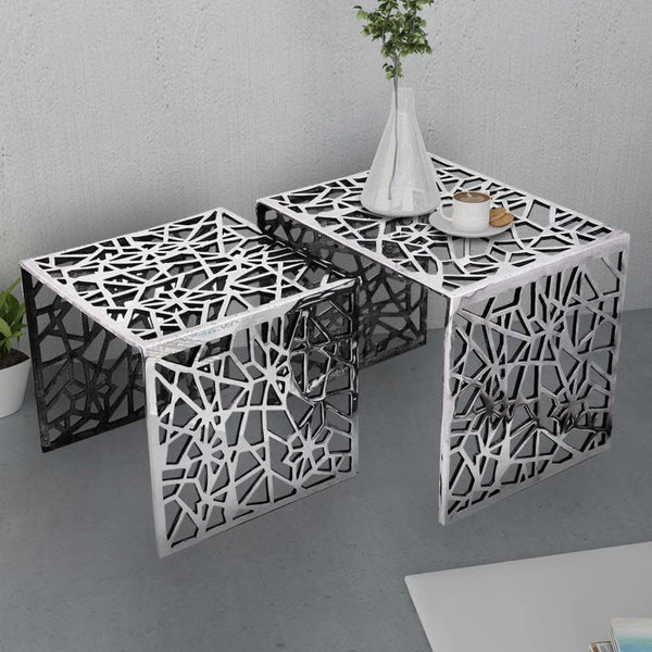 Zweiteiliger silberner Beistelltisch Carolia (quadratisches Aluminium)