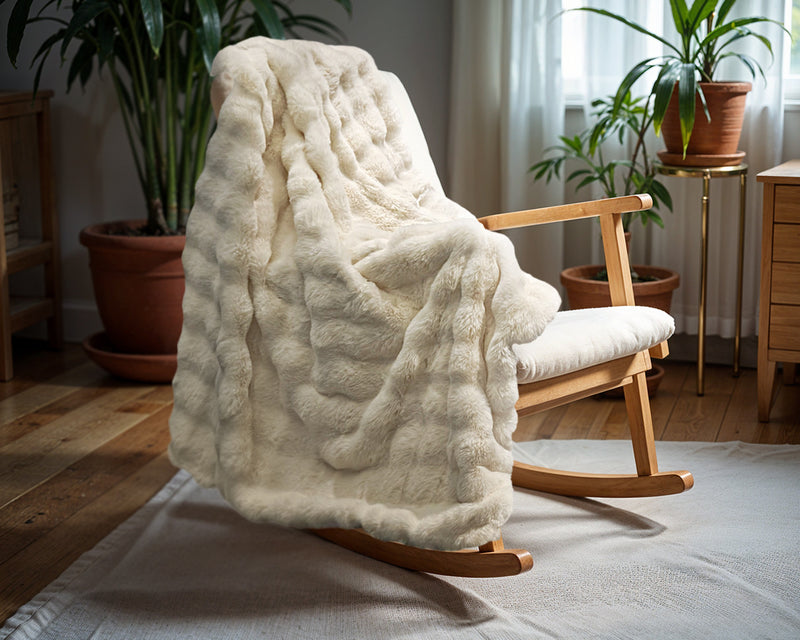 Beissi Kuscheldecke / Überwurfdecke Pom Rabbit 150 x 200