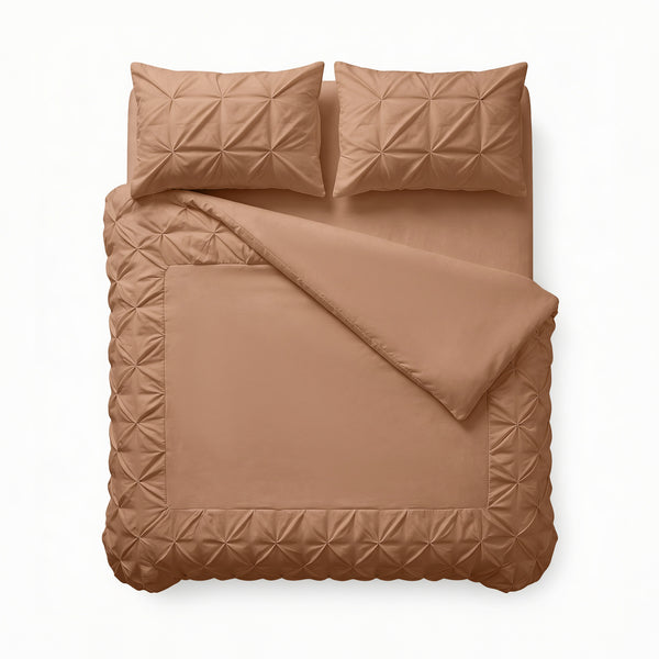 VUODEVAATTEET - Border Pintuck Mocha Moose Pussilakanasetti