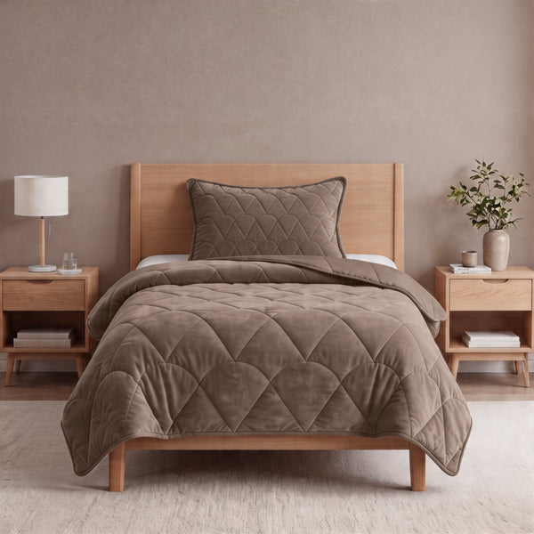 VUODEVAATTEET - Lazy peitto Velvet Taupe/Ruskea ylellisillä tyynyliinoilla Tyynyliina