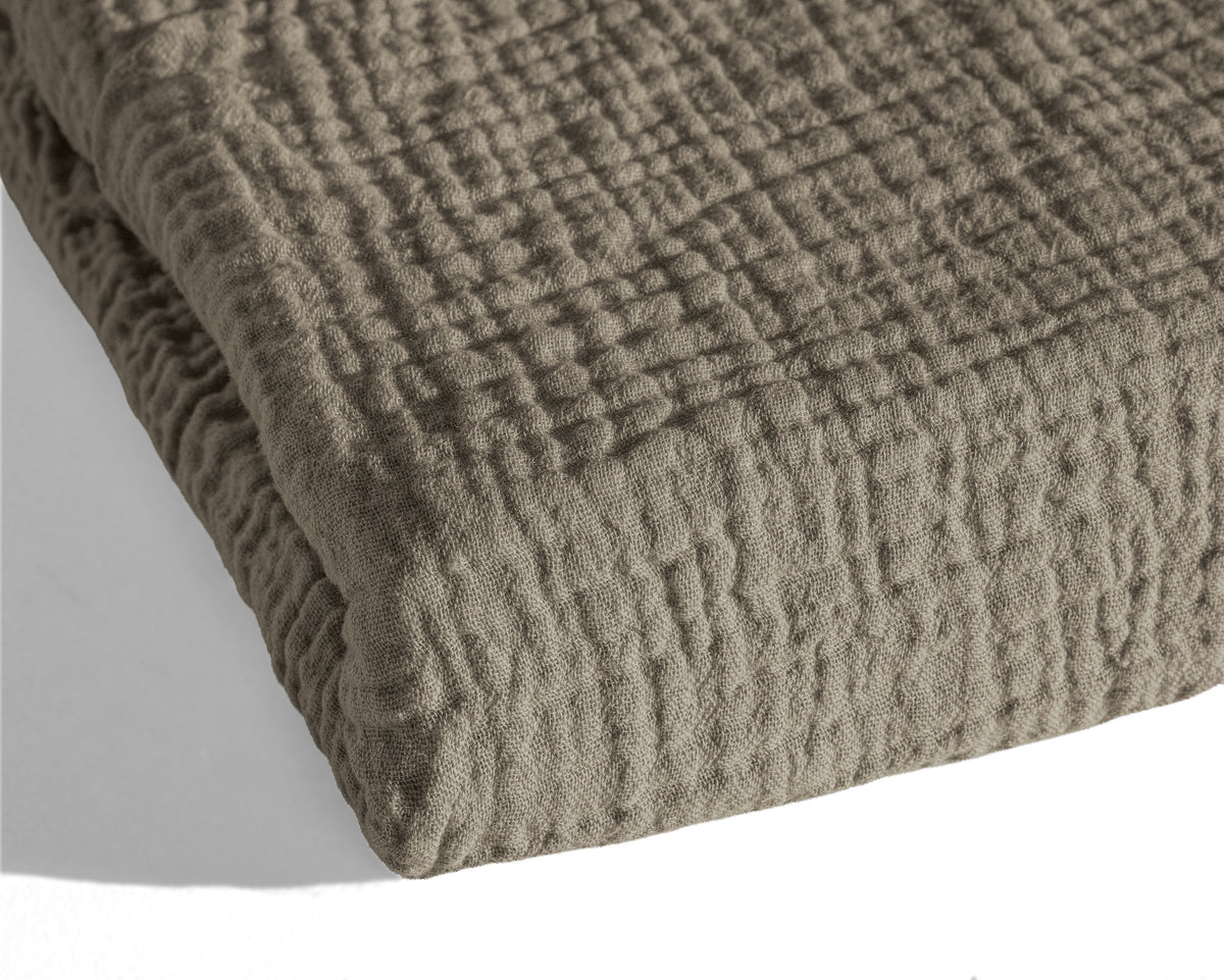 VUODEVAATTEET - Lazy peitto Mousseline Taupe tyynyliinoilla