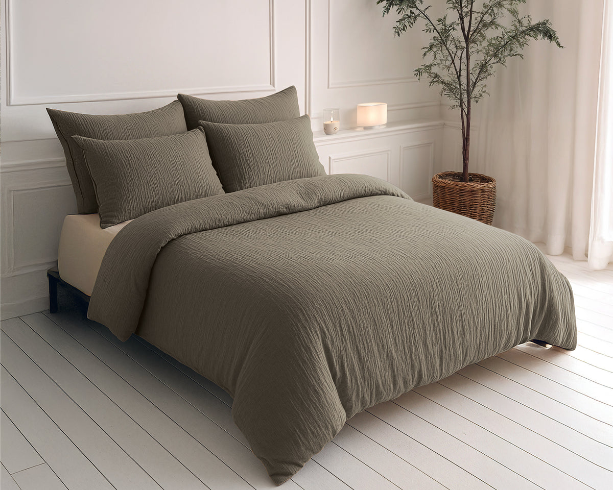 VUODEVAATTEET - Lazy peitto Mousseline Taupe tyynyliinoilla