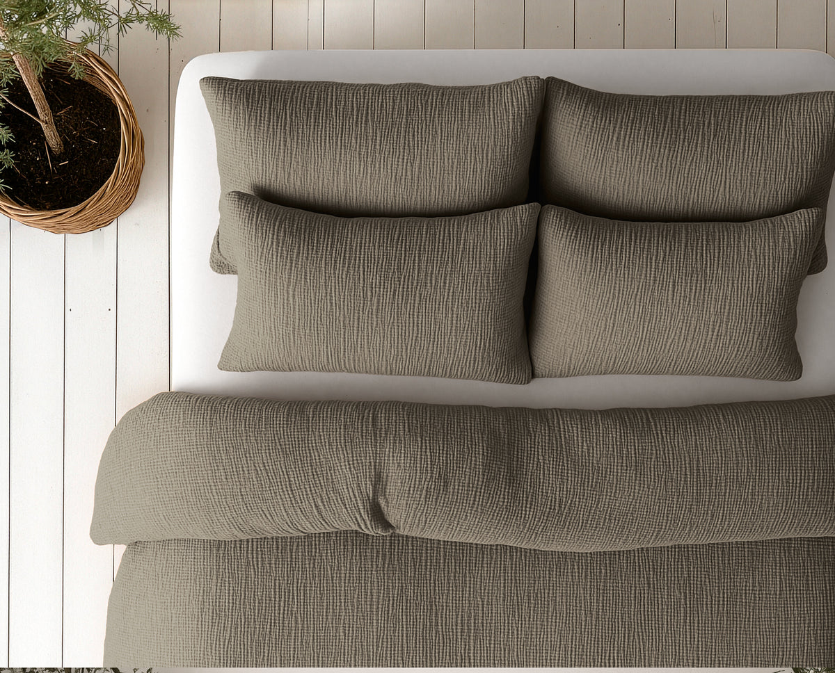 VUODEVAATTEET - Lazy peitto Mousseline Taupe tyynyliinoilla