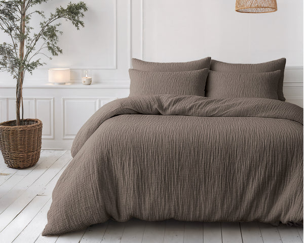 VUODEVAATTEET - Lazy peitto mousseline tumman Taupe tyynyliinoilla