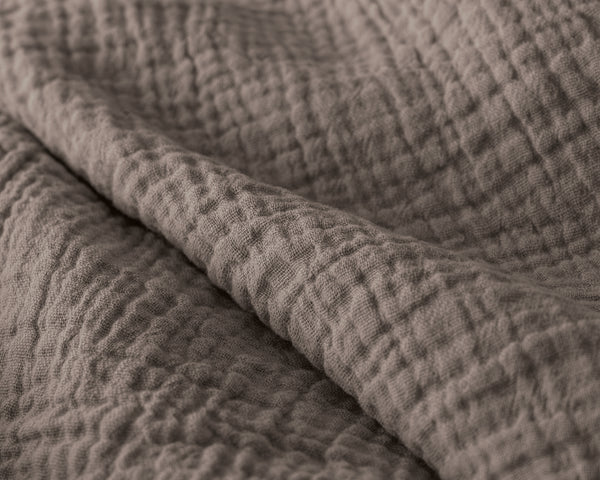 VUODEVAATTEET - Lazy peitto mousseline tumman Taupe tyynyliinoilla