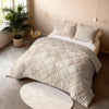 VUODEVAATTEET - Lazy peitto Warm Triangles hiekka/Beige tyynyliinoilla