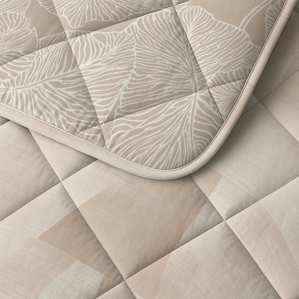 VUODEVAATTEET - Lazy peitto Warm Triangles hiekka/Beige tyynyliinoilla