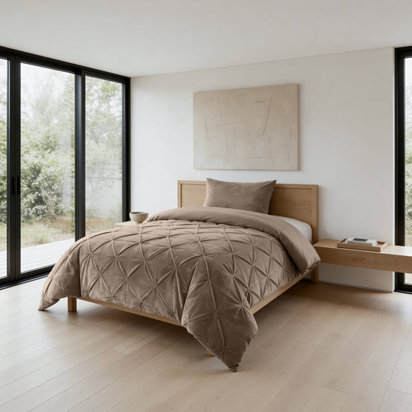 VUODEVAATTEET - Lazy Velvet Pintuck Taupe Lazy peitto