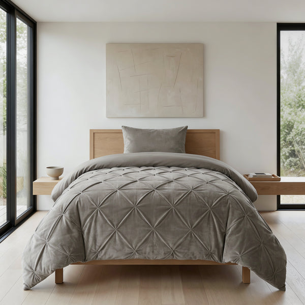 VUODEVAATTEET - Lazy Velvet Pintuck Hiekka Lazy peitto