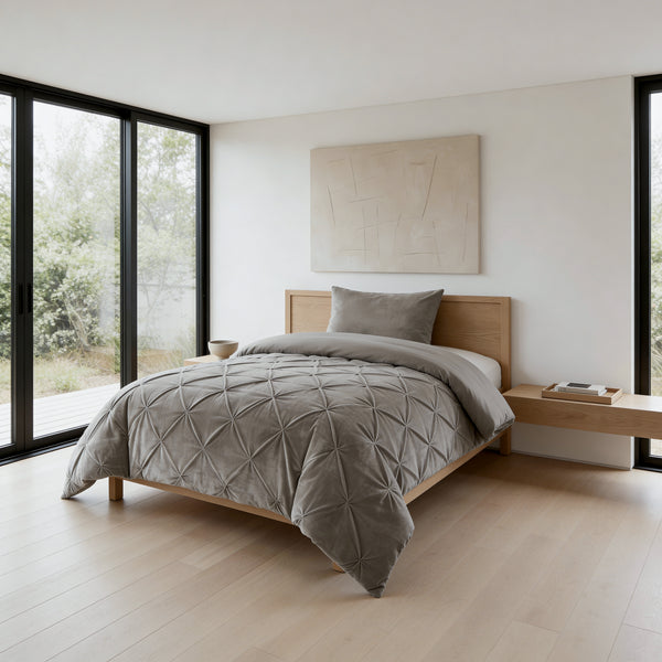 VUODEVAATTEET - Lazy Velvet Pintuck Hiekka Lazy peitto