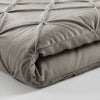 VUODEVAATTEET - Lazy Velvet Pintuck Hiekka Lazy peitto
