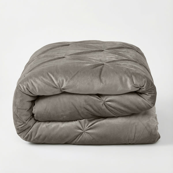 VUODEVAATTEET - Lazy Velvet Pintuck Hiekka Lazy peitto
