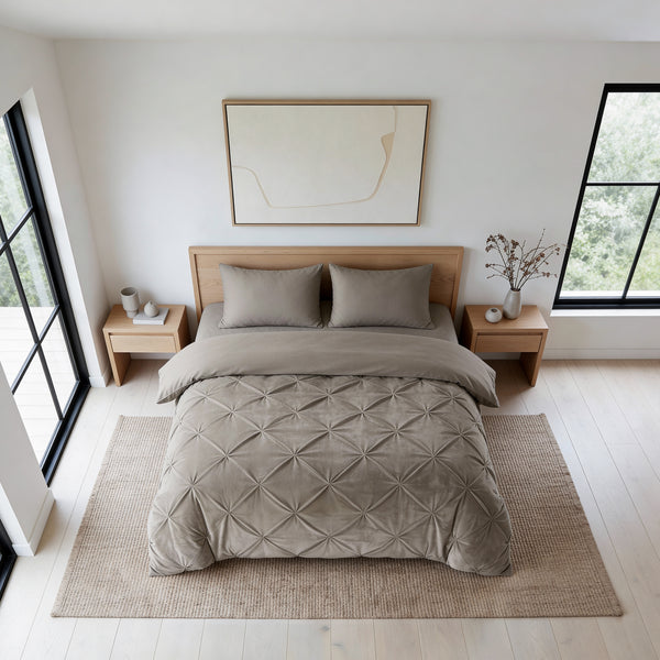 VUODEVAATTEET - Lazy Velvet Pintuck Hiekka Lazy peitto