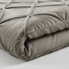 VUODEVAATTEET - Lazy Velvet Pintuck Hiekka Lazy peitto