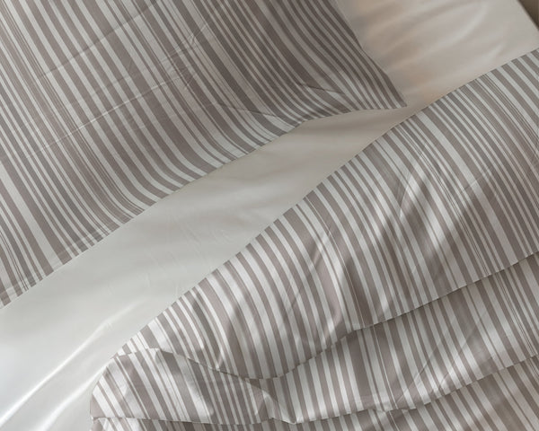 VUODEVAATTEET - Pinstripe Taupe Pussilakanasetti