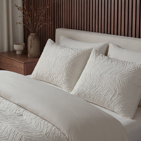 VUODEVAATTEET - Lazy peitto Salva Beige Tyynyliinoilla