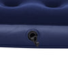 Bestway 67000 -makuualusta, mitat 188cm x 76cm x 22cm. Kuvassa on sininen makuualusta, jossa on puhallusventtiili ja mukana tuleva korjaussarja.