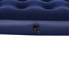 Bestway 67002 -makuualusta, mitat 191 cm x 137 cm x 22 cm. Sininen ilmapatja ulkona nurmikolla.