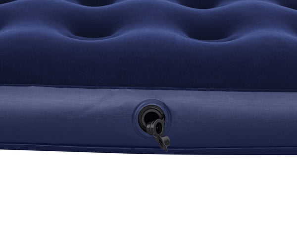 Bestway 67002 -makuualusta, mitat 191 cm x 137 cm x 22 cm. Sininen ilmapatja ulkona nurmikolla.