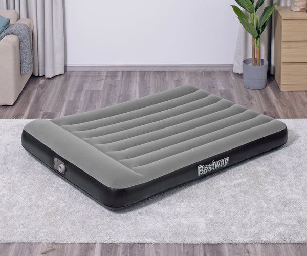 Kuvassa on Bestway-tuotemerkin turistinen ilmapatja, jossa on sisäänrakennettu ilmapumppu. Ilmapatjan mitat ovat 191cm x 137cm.
