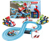 Carrera First -autorata, jossa on Nintendo Mario Kart -teemaa. Radoilla ajava Mario ja Yoshi -hahmot. Sopii 24 kuukauden ikäisille ja sitä vanhemmille lapsille. Tuote on värikäs ja kestävä.