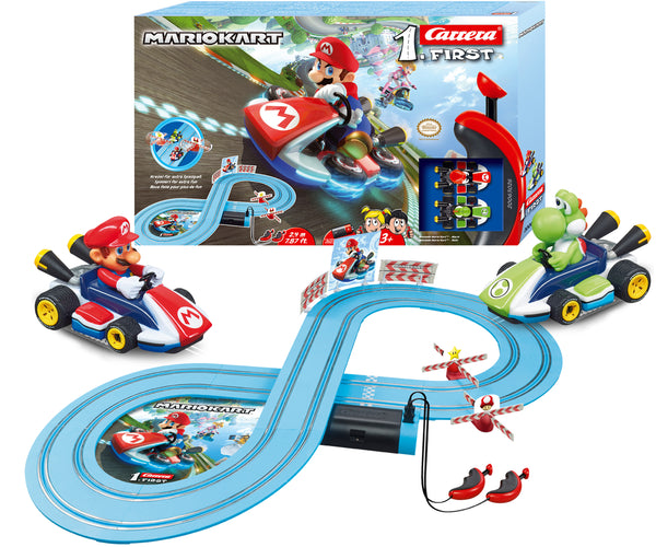 Carrera First -autorata, jossa on Nintendo Mario Kart -teemaa. Radoilla ajava Mario ja Yoshi -hahmot. Sopii 24 kuukauden ikäisille ja sitä vanhemmille lapsille. Tuote on värikäs ja kestävä.