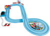 Kuva Carrera First Nintendo Mario Kart Mario ja Luigi -autoradasta, joka sisältää kaksi pienoiskokoista autoa ja radan osia.
