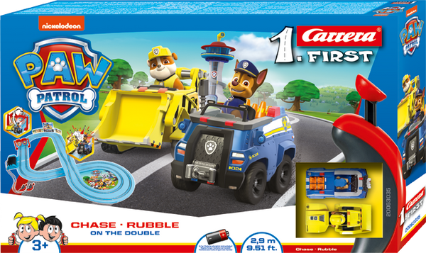 Paw Patrol -aiheinen Carrera First -autorata, jossa kaksi autoa radalla.