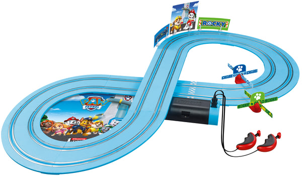 Paw Patrol -aiheinen Carrera First -autorata leikkisessä ympäristössä.