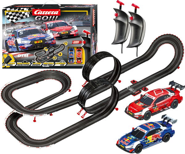 Carrera Go! -autorata, DTM Master Class -teema. Kuvassa näkyy radan mutka ja autot kilpailemassa.