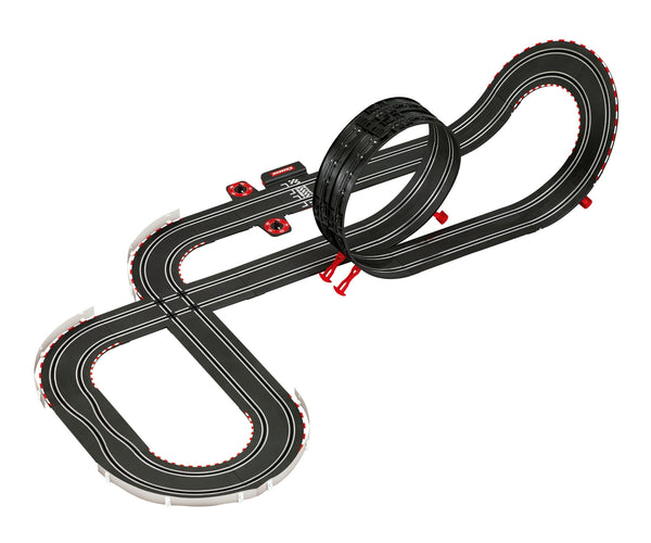 Carrera Go -autorata, jossa kaksi autoa kilpailee toisiaan vastaan mutkaisella radalla.