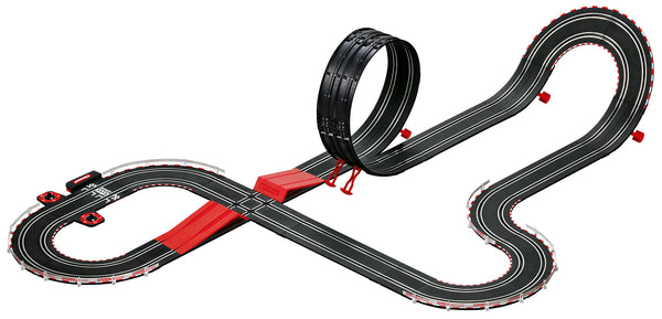Carrera GO -autorata, jossa on iso moottoriblokki ja 6,3 metriä rataa.