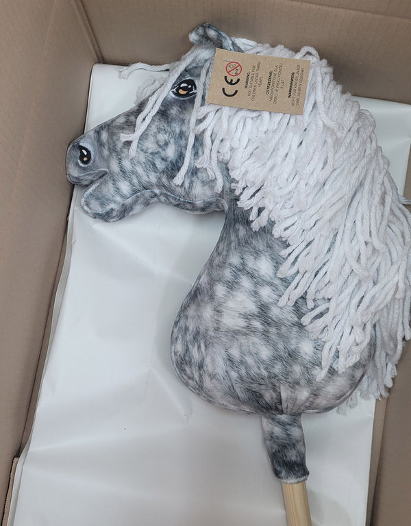 Premium Steckenpferd / Hobby Horse – Apfelschimmel mit weißem A3