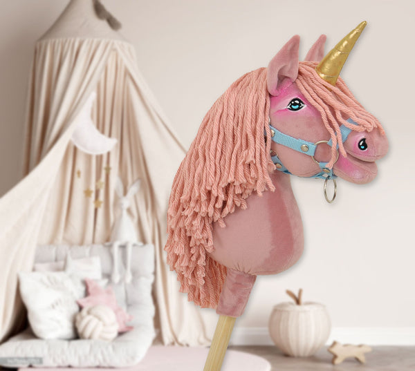 Super Hobby Horse - Yksisarvinen keppihevonen - pastellinvaaleanpunainen vaaleanpunaisella harjalla ja kultaisella sarvella A4