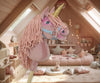 Super Hobby Horse - Yksisarvinen keppihevonen - pastellinvaaleanpunainen vaaleanpunaisella harjalla ja kultaisella sarvella A4