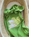 Baby-Fleecedecke – Teddybär mit Herz Grün