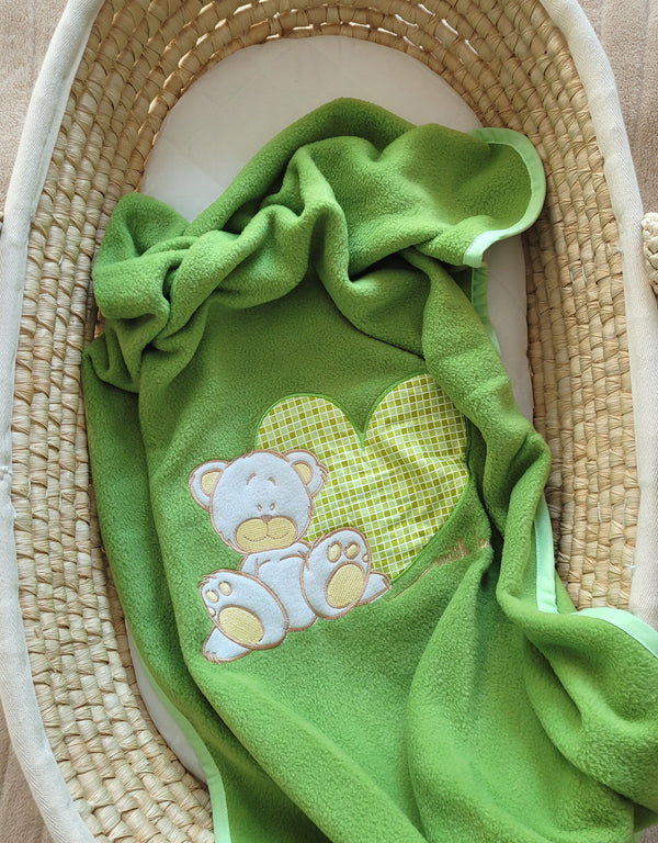 Baby-Fleecedecke – Teddybär mit Herz Grün
