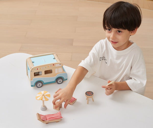 Hölzernes Spielwohnmobil