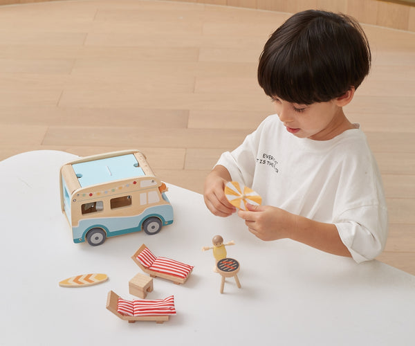 Hölzernes Spielwohnmobil