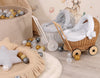 Harmaalla Varustettu Valkoinen Nukkevaunu