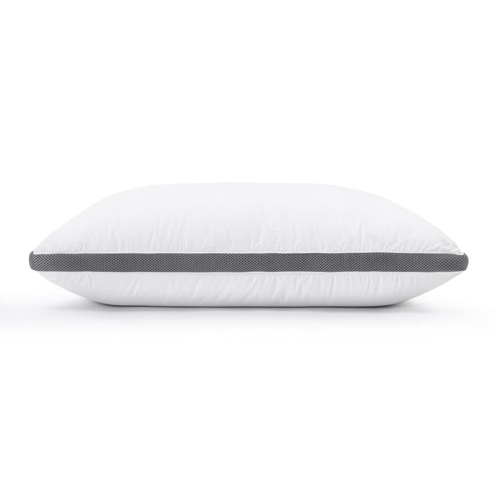 Kuvassa on valkoinen kolmikammioinen 3D-memory foam -tyyny vuodevaatteiden päällä.
