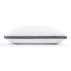 Kuvassa on valkoinen kolmikammioinen 3D-memory foam -tyyny vuodevaatteiden päällä.
