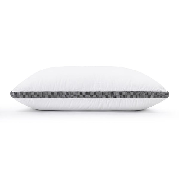 Kuvassa on valkoinen kolmikammioinen 3D-memory foam -tyyny vuodevaatteiden päällä.