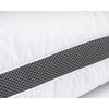 Kuva kolmikammiomaisesta 3D-memory foam -tyynystä vuodevaatteiden päällä.
