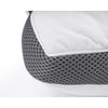 Kuva kolmikammioisesta 3D-memory foam -tyynystä vuodevaatteiden päällä.