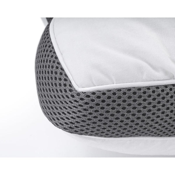 Kuva kolmikammioisesta 3D-memory foam -tyynystä vuodevaatteiden päällä.